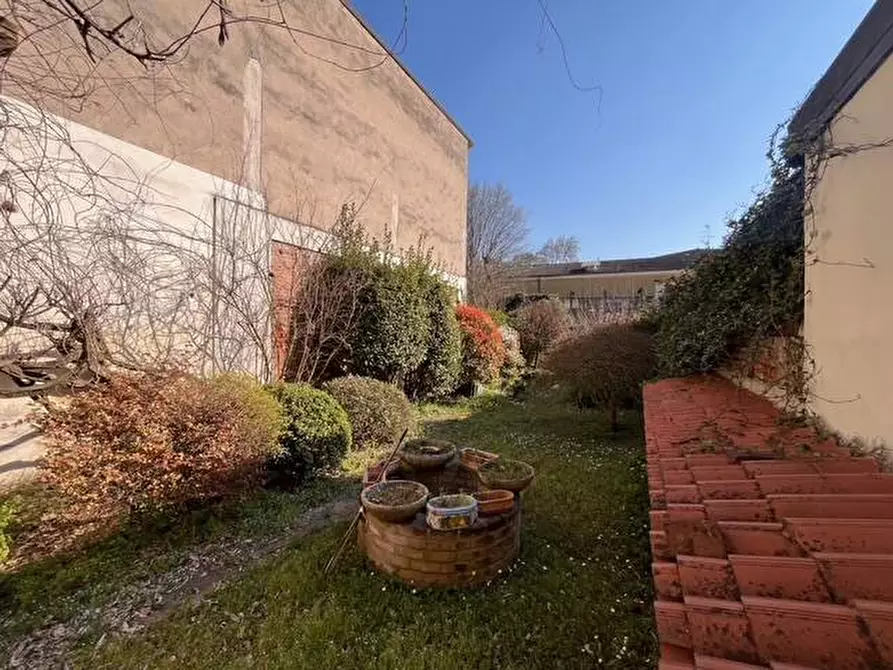 Immagine 2 di Casa indipendente in vendita  a Mantova