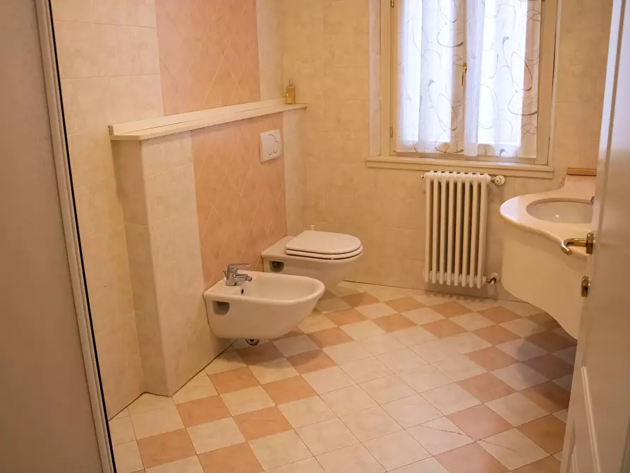 Immagine 9 di Appartamento in vendita  a Mantova
