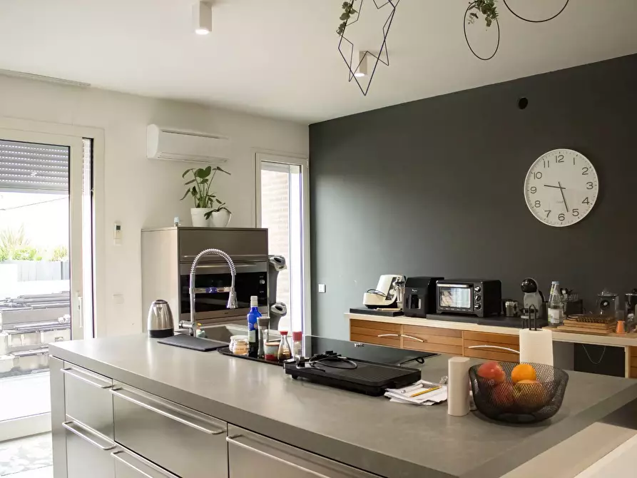 Immagine 2 di Villa in vendita  a Mantova