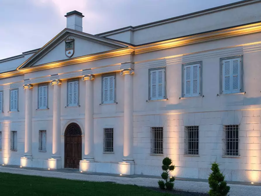 Immagine 1 di Villa in vendita  a Sabbioneta