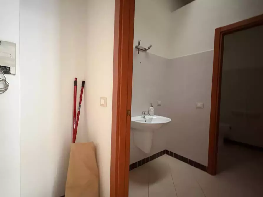 Immagine 4 di Ufficio in affitto  a Mantova