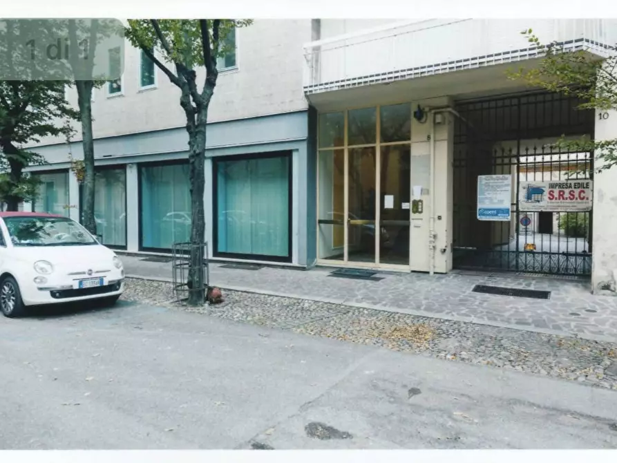 Immagine 10 di Locale commerciale in affitto  a Mantova