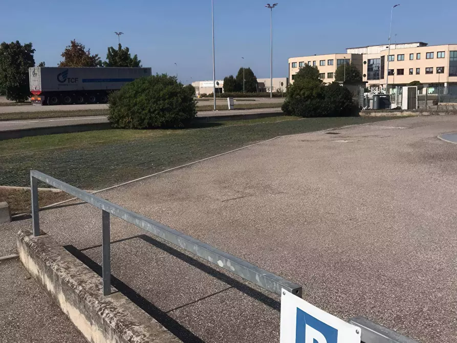 Immagine 12 di Locale commerciale in vendita  a Porto Mantovano