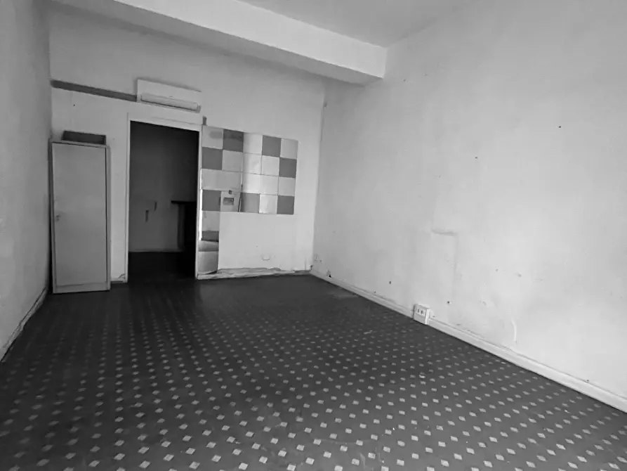 Immagine 10 di Locale commerciale in vendita  a Mantova