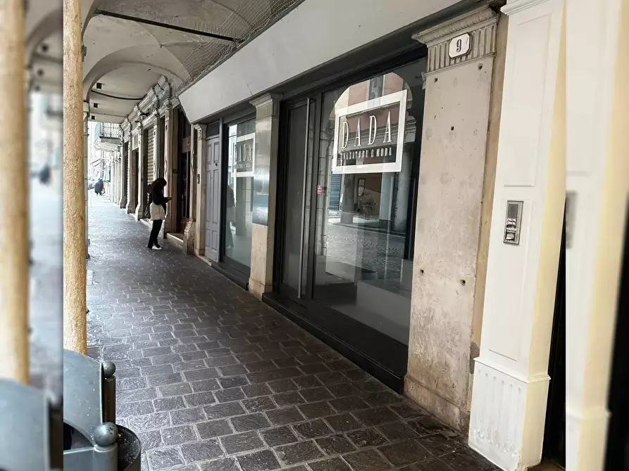 Immagine 7 di Locale commerciale in affitto  a Mantova
