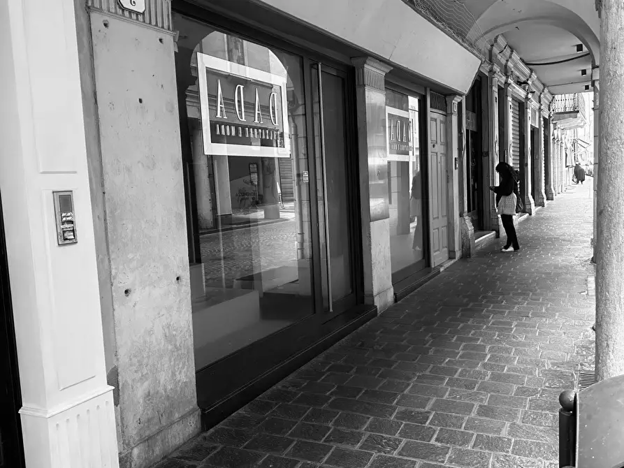 Immagine 8 di Locale commerciale in affitto  a Mantova