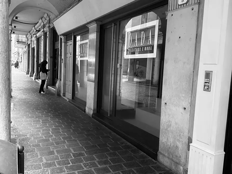 Immagine 9 di Locale commerciale in affitto  a Mantova