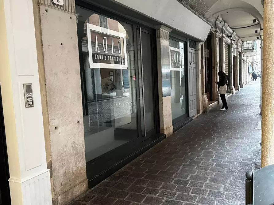 Immagine 10 di Locale commerciale in affitto  a Mantova