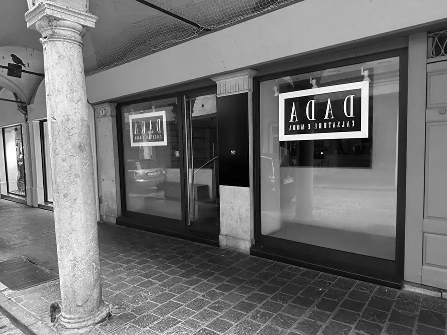 Immagine 3 di Locale commerciale in affitto  a Mantova