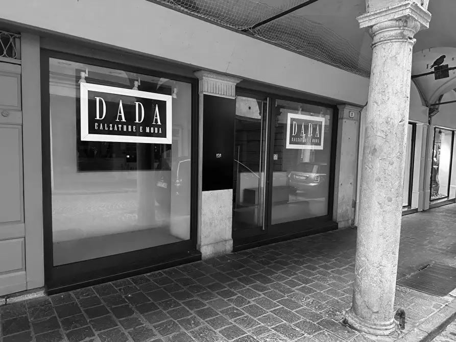 Immagine 2 di Locale commerciale in affitto  a Mantova