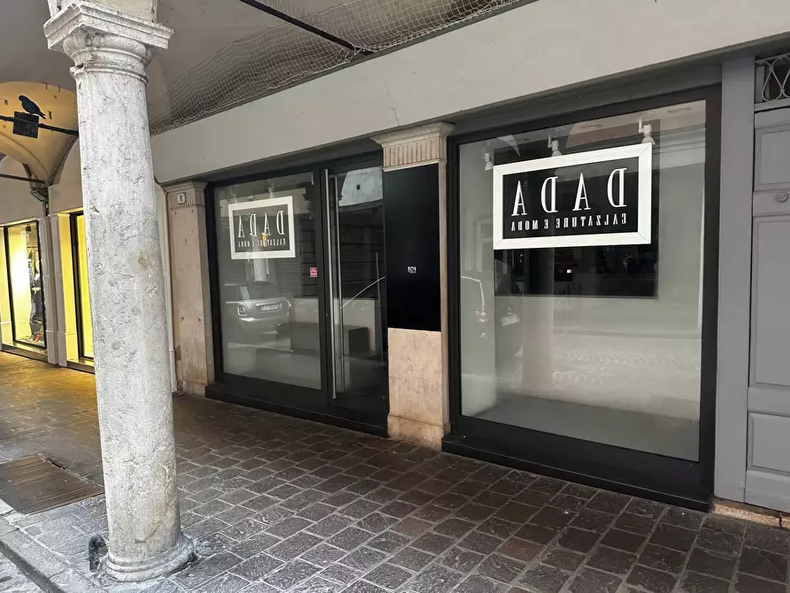Immagine 6 di Locale commerciale in affitto  a Mantova