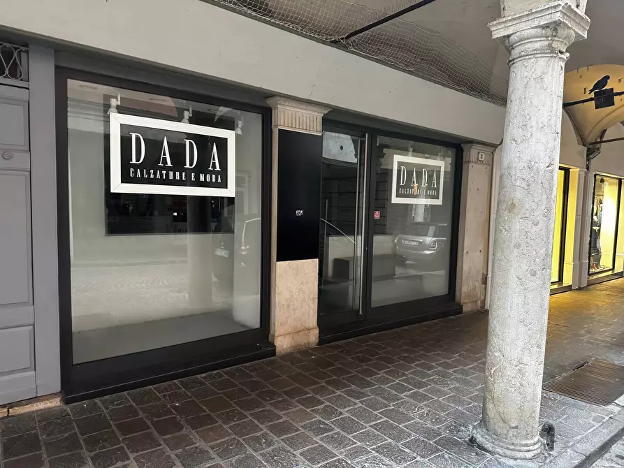 Immagine 1 di Locale commerciale in affitto  a Mantova