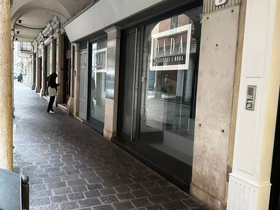 Immagine 11 di Locale commerciale in affitto  a Mantova