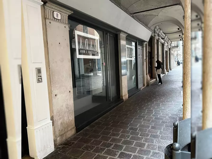 Immagine 12 di Locale commerciale in affitto  a Mantova