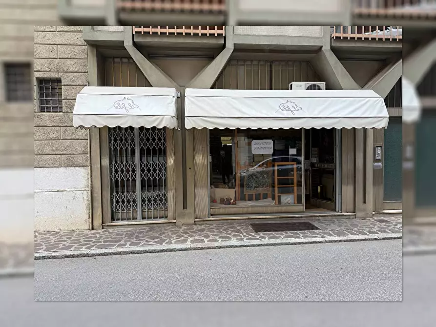 Immagine 7 di Locale commerciale in affitto  a Mantova