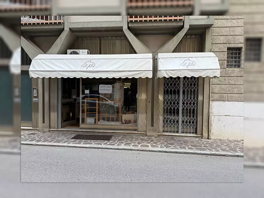 Immagine 8 di Locale commerciale in affitto  a Mantova