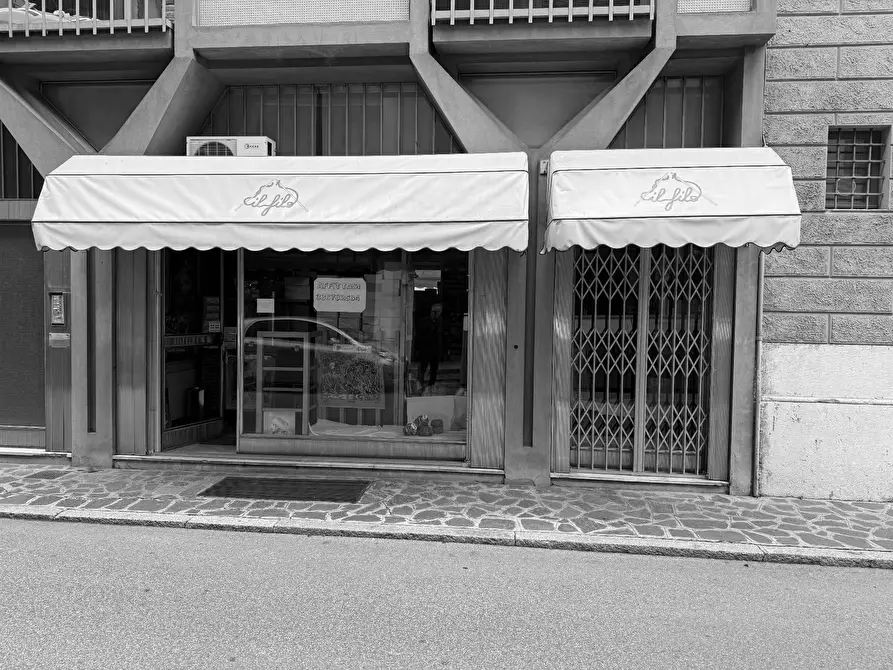 Immagine 9 di Locale commerciale in affitto  a Mantova