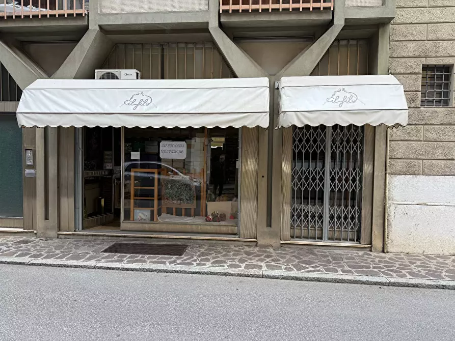 Immagine 1 di Locale commerciale in affitto  a Mantova