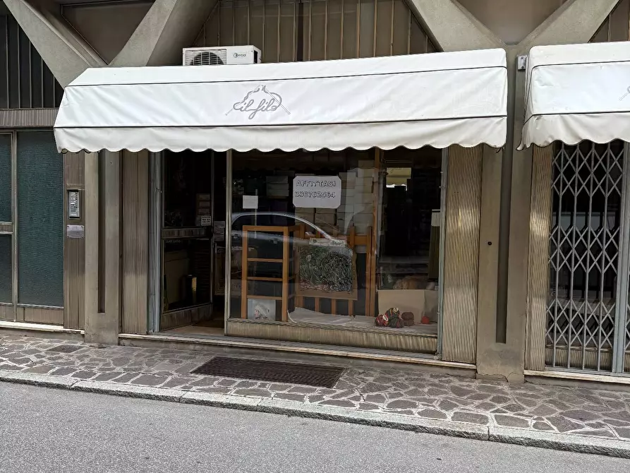 Immagine 3 di Locale commerciale in affitto  a Mantova