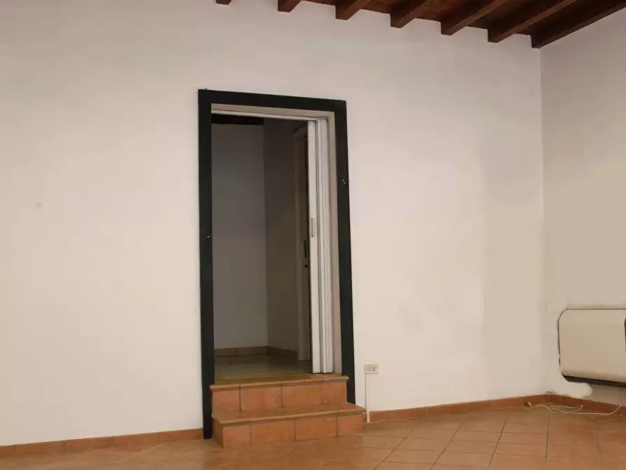 Immagine 3 di Locale commerciale in affitto  a Mantova