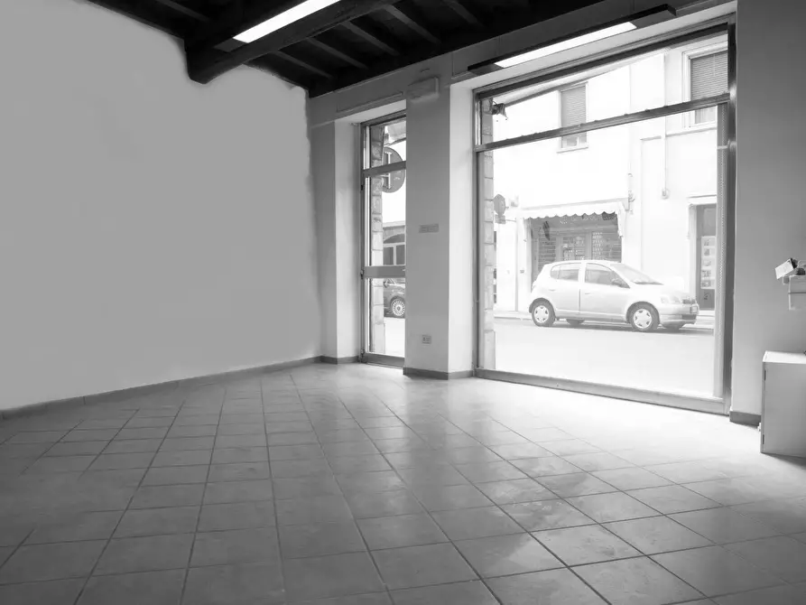 Immagine 5 di Locale commerciale in affitto  a Mantova