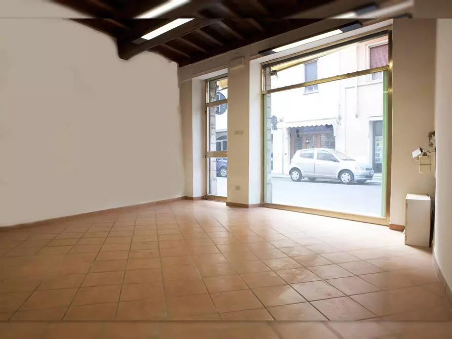 Immagine 6 di Locale commerciale in affitto  a Mantova