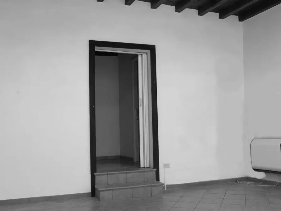 Immagine 9 di Locale commerciale in affitto  a Mantova