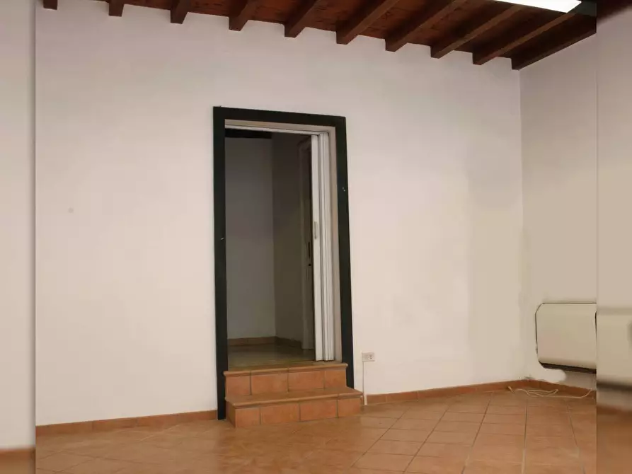 Immagine 10 di Locale commerciale in affitto  a Mantova
