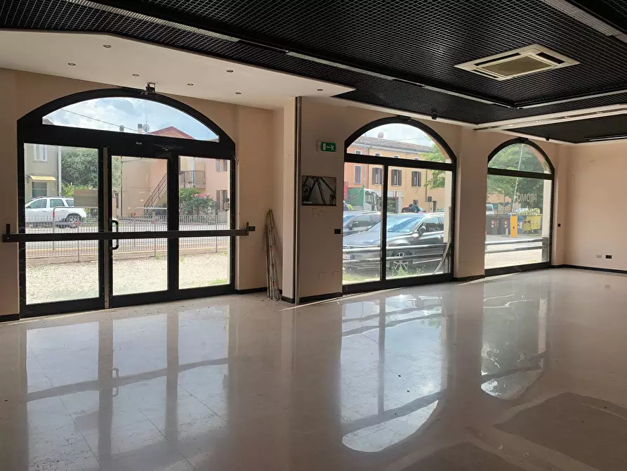 Immagine 8 di Locale commerciale in vendita  a Mantova