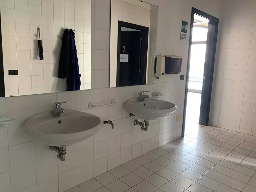 Immagine 11 di Locale commerciale in vendita  a Mantova