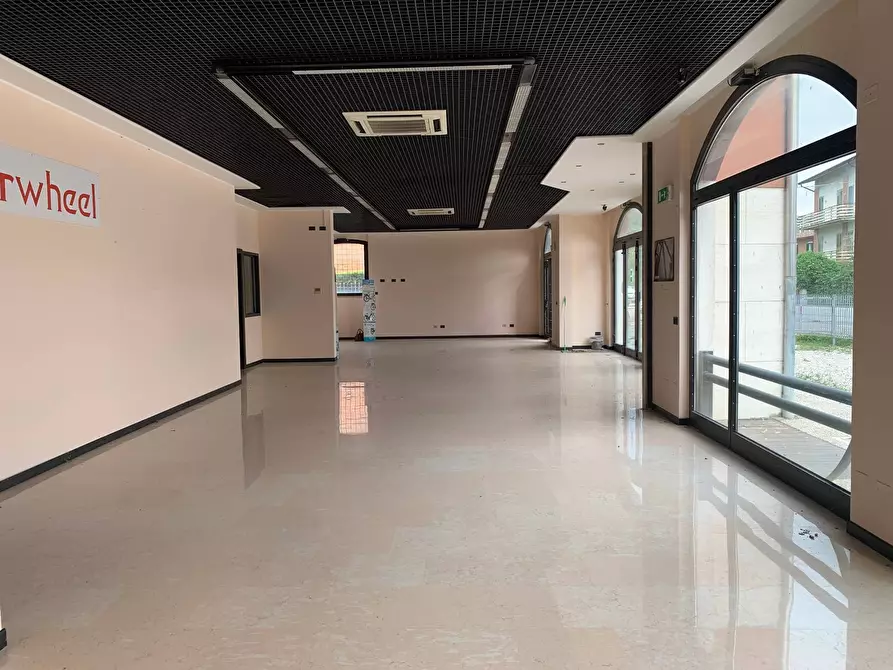 Immagine 5 di Locale commerciale in vendita  a Mantova