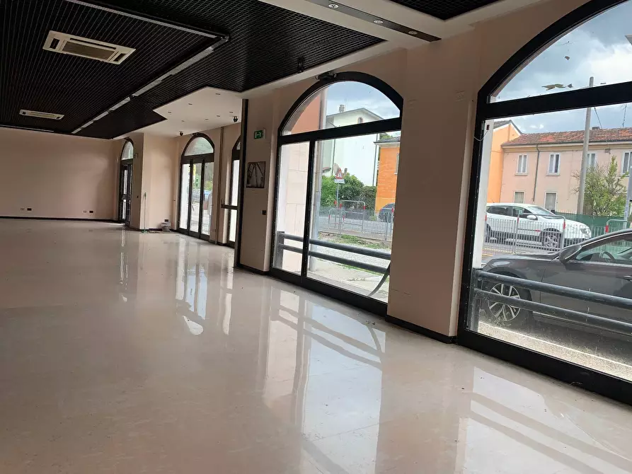 Immagine 6 di Locale commerciale in vendita  a Mantova