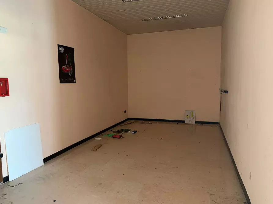Immagine 9 di Locale commerciale in vendita  a Mantova