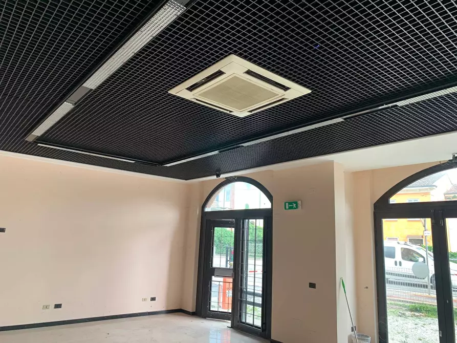 Immagine 7 di Locale commerciale in vendita  a Mantova