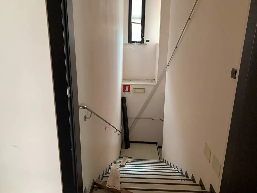 Immagine 13 di Locale commerciale in vendita  a Mantova
