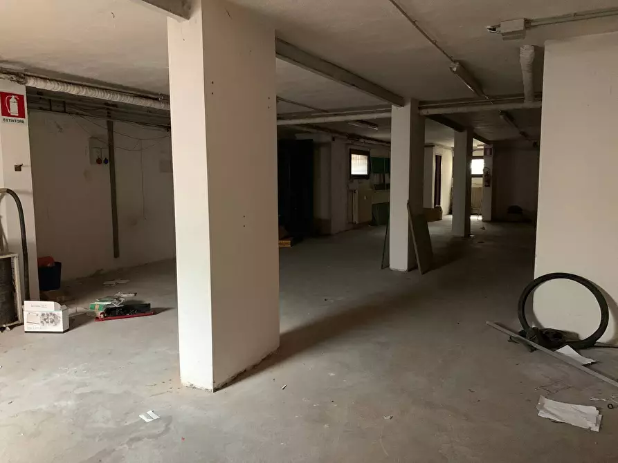 Immagine 15 di Locale commerciale in vendita  a Mantova