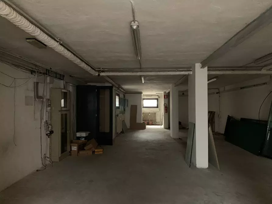 Immagine 17 di Locale commerciale in vendita  a Mantova