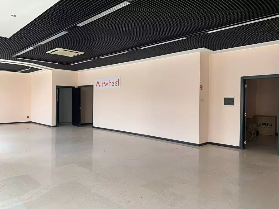 Immagine 4 di Locale commerciale in vendita  a Mantova