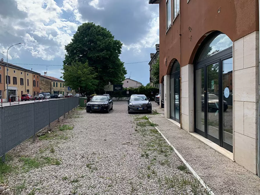 Immagine 18 di Locale commerciale in vendita  a Mantova