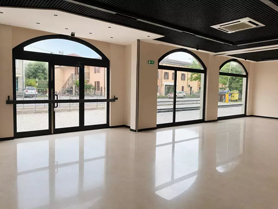 Immagine 1 di Locale commerciale in vendita  a Mantova