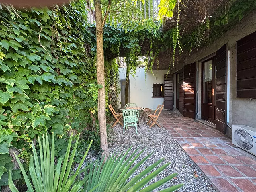 Immagine 9 di Casa indipendente in vendita  a Mantova