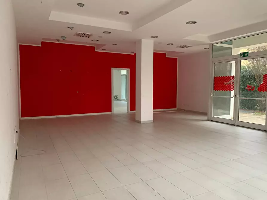 Immagine 5 di Locale commerciale in affitto  a Mantova