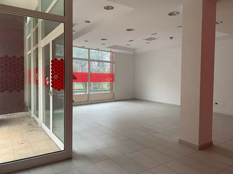 Immagine 6 di Locale commerciale in affitto  a Mantova