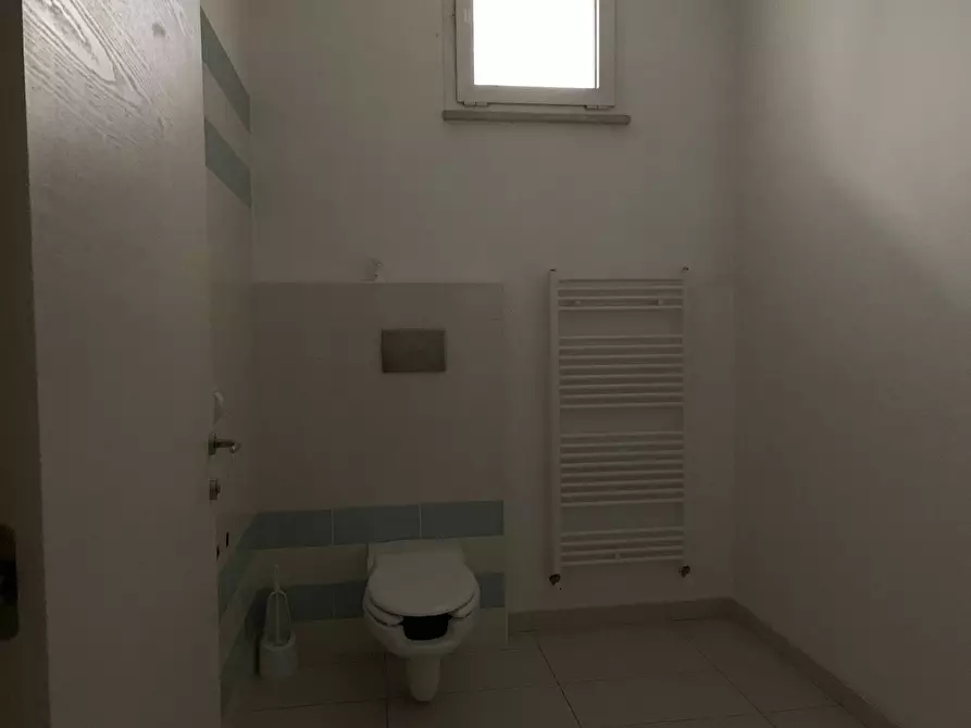 Immagine 10 di Locale commerciale in affitto  a Mantova