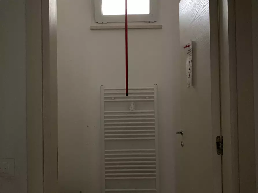 Immagine 12 di Locale commerciale in affitto  a Mantova