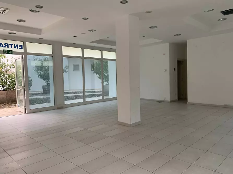 Immagine 4 di Locale commerciale in affitto  a Mantova