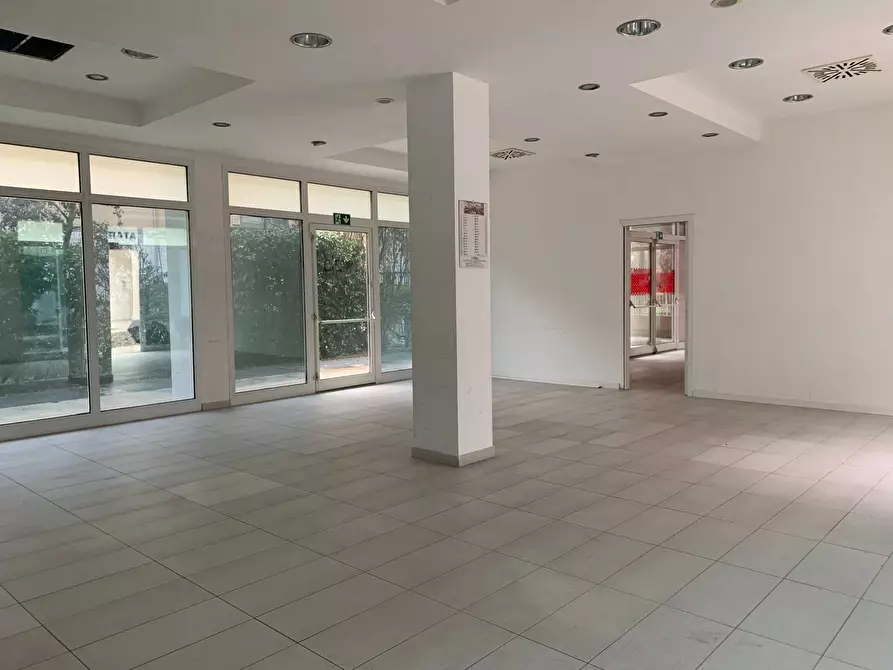 Immagine 3 di Locale commerciale in affitto  a Mantova