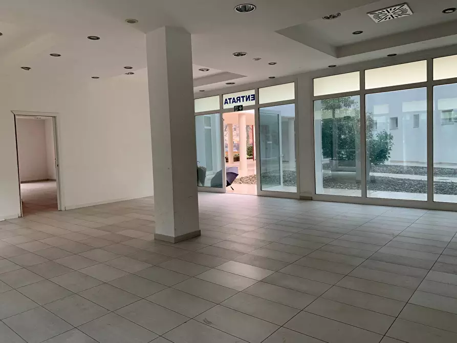 Immagine 1 di Locale commerciale in affitto  a Mantova
