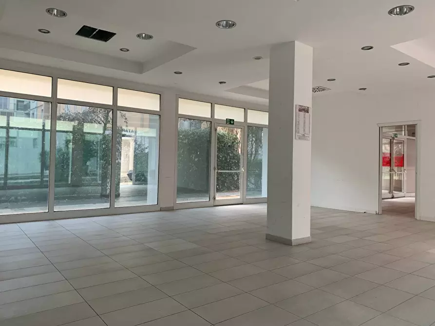 Immagine 2 di Locale commerciale in affitto  a Mantova