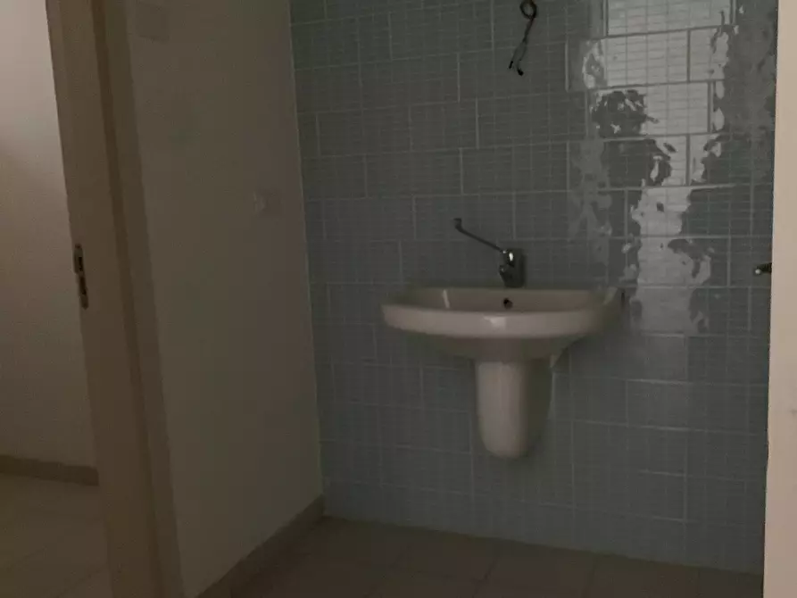 Immagine 9 di Locale commerciale in affitto  a Mantova